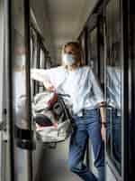 Foto gratuita femmina con maschera in treno