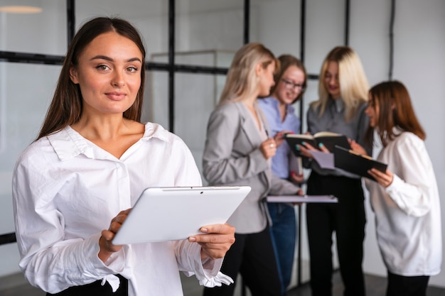 Foto gratuita brainstorming al lavoro femminile