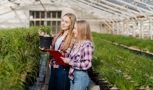 植物の世話をする女性労働者