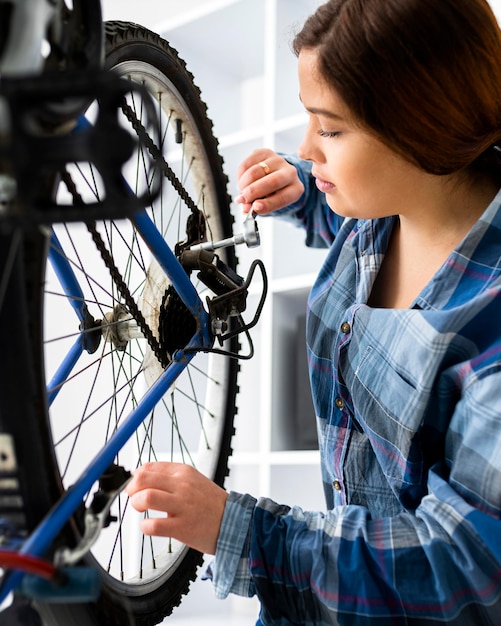 Женщина, работающая за рулем велосипеда