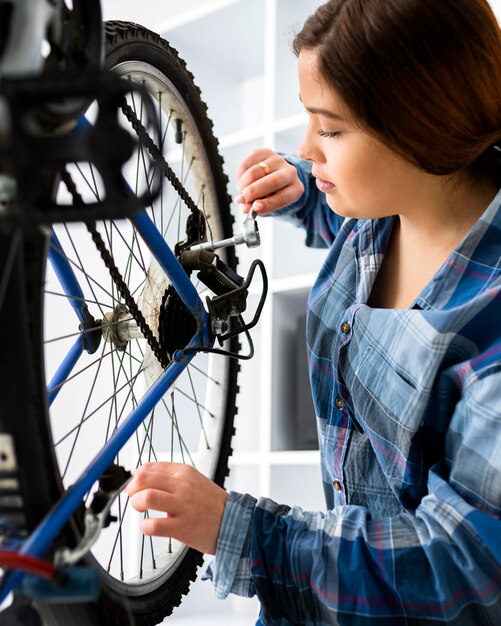 自転車の車輪で働く女性