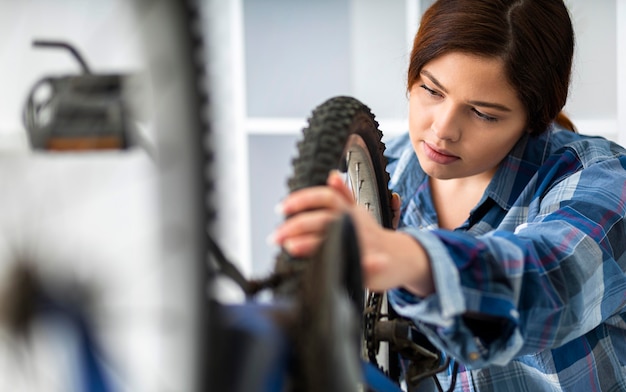 Foto gratuita donna che lavora alla ruota di bicicletta