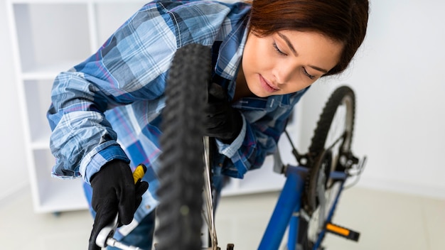 自転車の車輪で働く女性