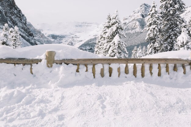 山々の雪で覆われたフェンス