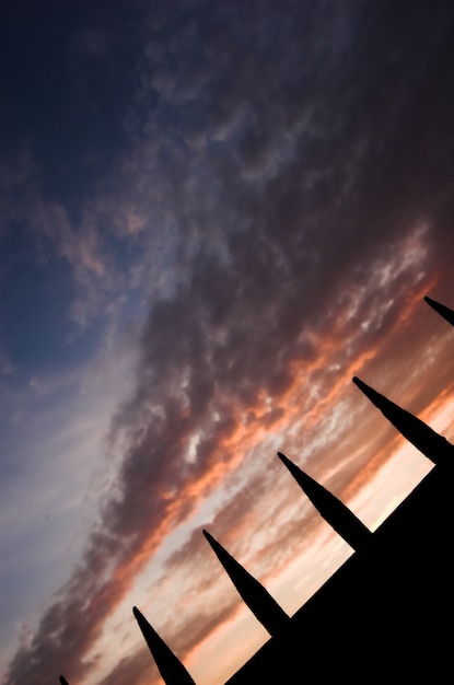 Foto gratuita silhouette di recinzione con lo sfondo del cielo