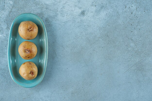 Free photo fermented apple on a plate on the marble surface