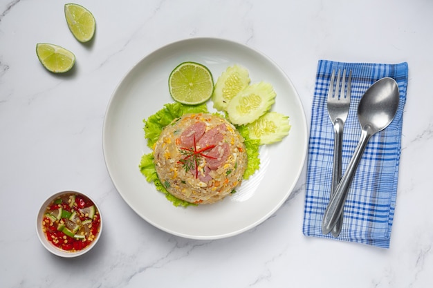 Free photo fermented pork fried rice served with fresh cucumber