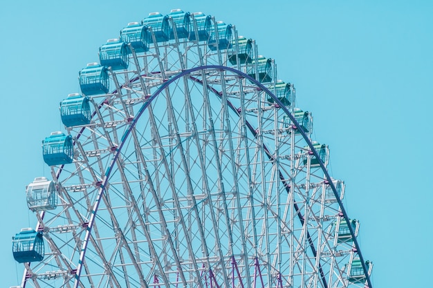 Foto gratuita ruota panoramica nel parco di divertimenti