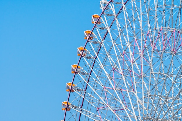 Foto gratuita ruota panoramica nel parco di divertimenti