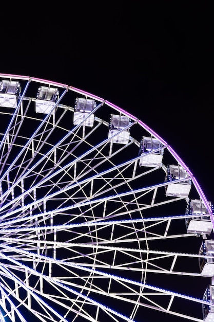 Foto gratuita ruota panoramica con luce al neon blu su sfondo scuro