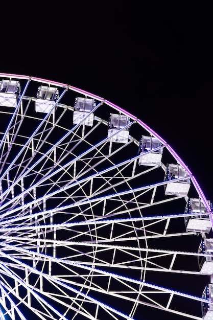 Ruota panoramica con luce al neon blu su sfondo scuro