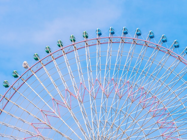 Бесплатное фото Колесо обозрения в парке с фоном голубого неба