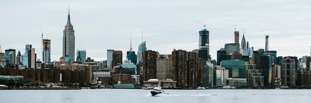 アメリカ、マンハッタンを望むイーストリバーのフェリーボート