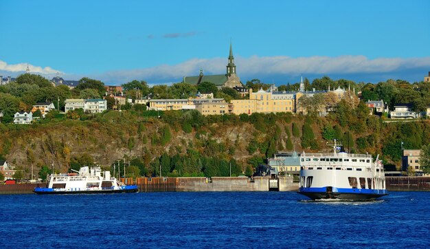 青い空とケベックシティの川のフェリーボート。