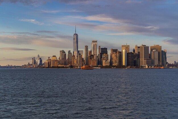 맨해튼으로 가는 페리. 일몰, 뉴욕, 미국에서 물에서 맨해튼의 보기