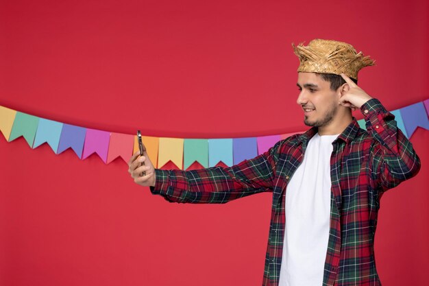 Festa junina ha eccitato il giovane ragazzo che indossa il cappello di paglia che celebra il festival brasiliano