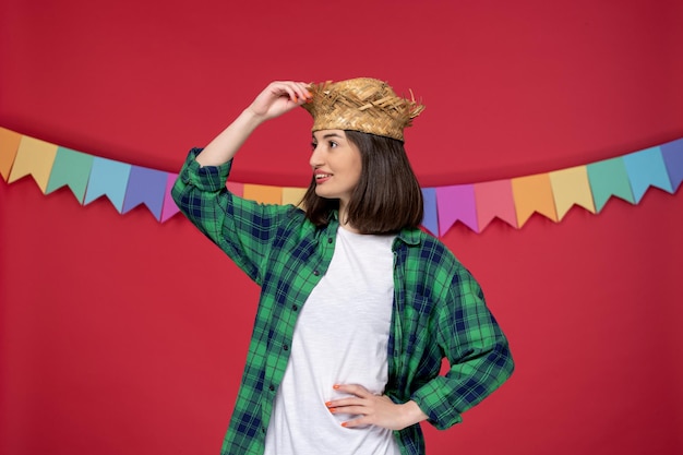 Festa junina felice ragazza carina che indossa un cappello di paglia che celebra il pensiero brasiliano del festival