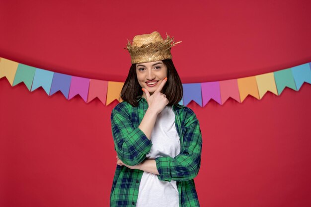 Foto gratuita festa junina felice ragazza carina che indossa un cappello di paglia che celebra il festival brasiliano