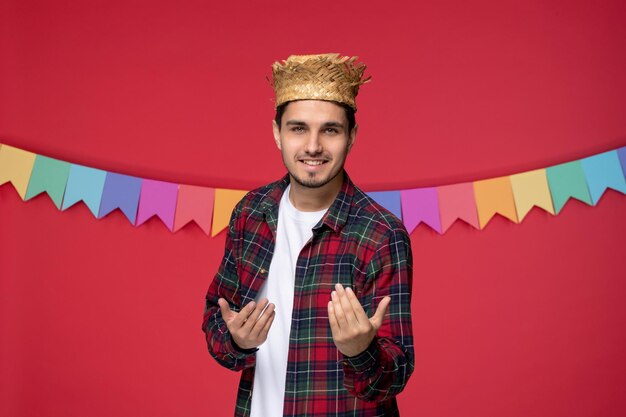 Festa junina 파티에 초대하는 브라질 축제를 축하하는 밀짚 모자를 쓴 행복한 귀여운 남자