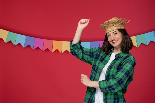 Foto gratuita festa junina giovane ragazza carina in camicia verde che celebra il ballo brasiliano del festival