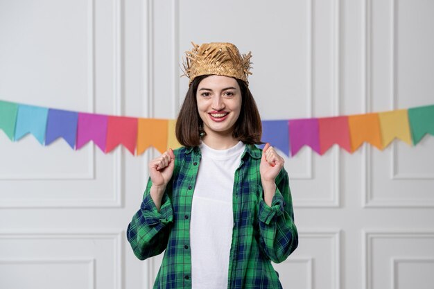 Foto gratuita festa junina giovane bella ragazza con cappello di paglia che celebra la festa brasiliana molto felice