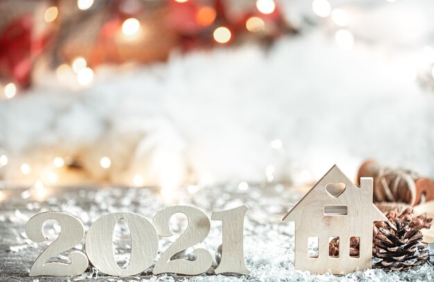 木製の番号2021クローズアップと装飾の詳細とお祝いの抽象的なクリスマスの背景。