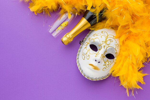 Foto gratuita maschera di carnevale festivo con bottiglia di champagne