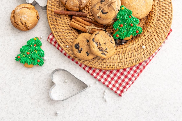 무료 사진 부 ⁇  테이블 에 있는 <unk>판 에 있는 축제적 인 크리스마스 쿠키