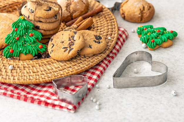 無料写真 キッチンテーブルのワイカープレートに飾られたクリスマス・クッキー ⁇