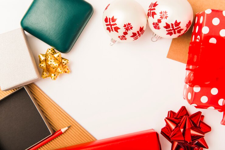 無料Photo 白い背景にクリスマスの飾りのお祝いの組成