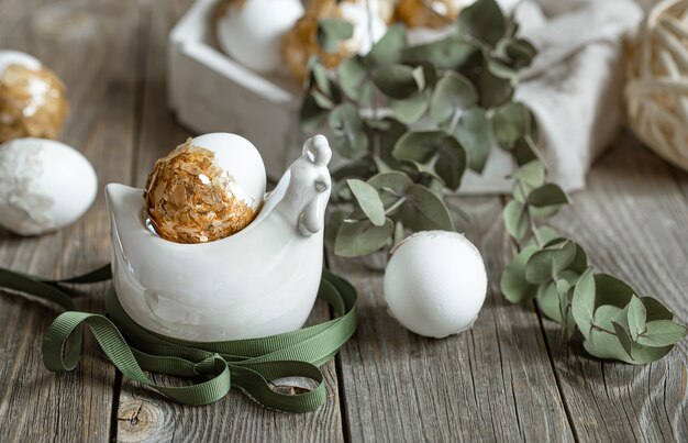 Праздничная композиция на праздник Пасхи с растениями и яйцами. Концепция пасхального декора.