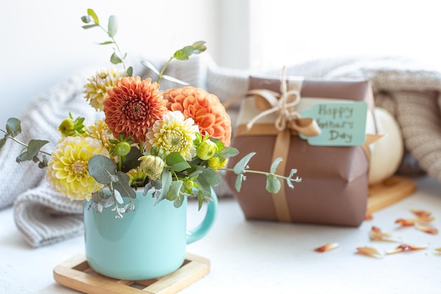 Праздничная композиция на день матери с подарочной коробкой и цветами