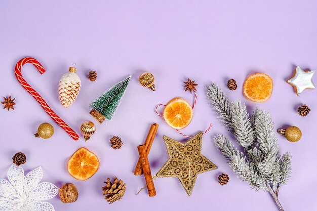 Праздничная композиция на фиолетовом фоне с елочными игрушками и елочными игрушками на рождество