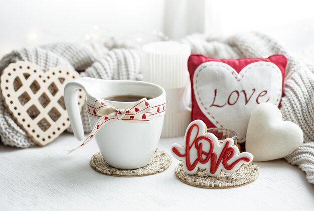 발렌타인 데이를 위한 컵과 장식 디테일이 있는 축제 구성