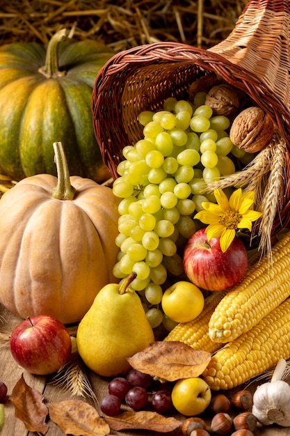 Foto gratuita composizione festosa cornucopia con cibi deliziosi