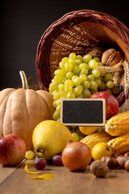 Foto gratuita composizione festosa cornucopia con cibi deliziosi