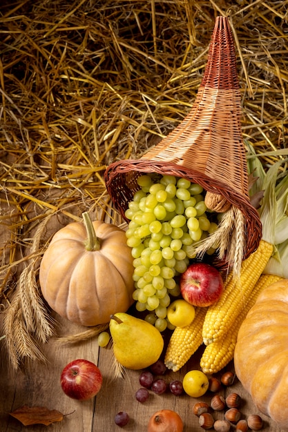 Foto gratuita assortimento di cornucopia festiva con cibi deliziosi