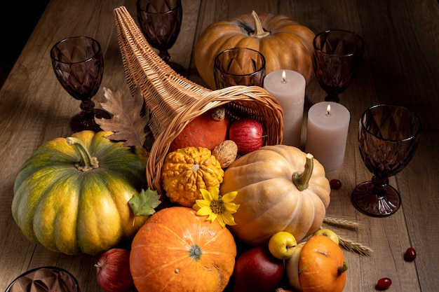 Foto gratuita assortimento di cornucopia festiva con cibi deliziosi