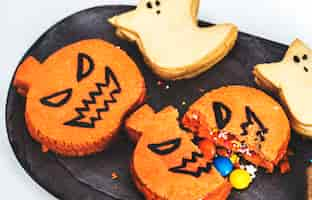 Free photo festive and cute halloween cookies