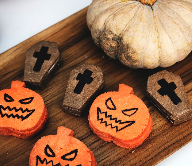 Free photo festive and cute halloween cookies