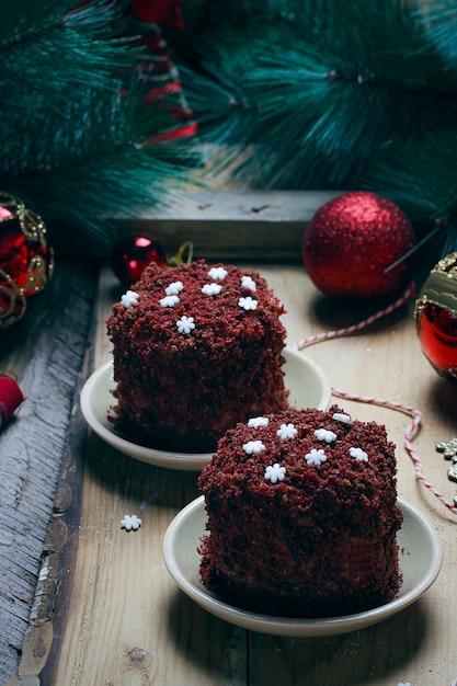 Torta di velluto marrone rosso dessert festivo con fiocchi di neve caramelle bianche Foto Gratuite