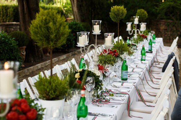 흰색과 녹색 톤으로 장식 된 축제 저녁 식사 테이블