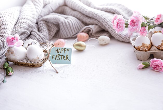 Праздничная пасхальная композиция с яйцами, цветами и надписью Happy Easter copy space