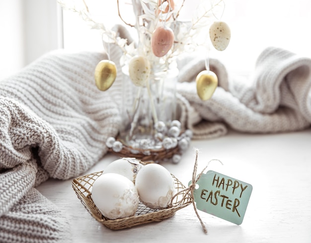 Праздничная пасхальная композиция с яйцами и надписью Happy Easter