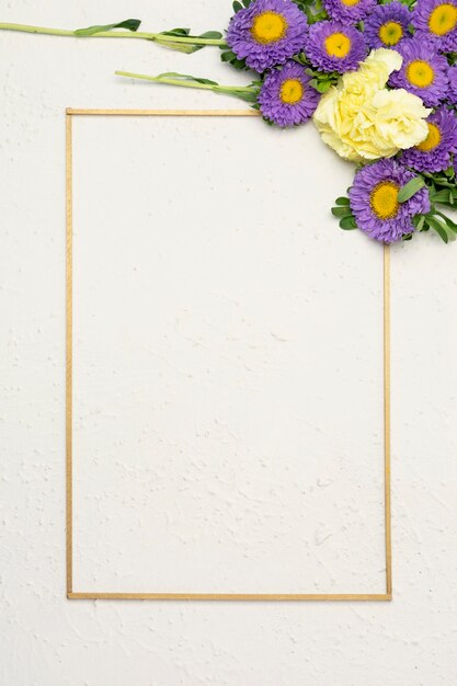 Праздничная цветочная композиция с минималистской вертикальной рамкой