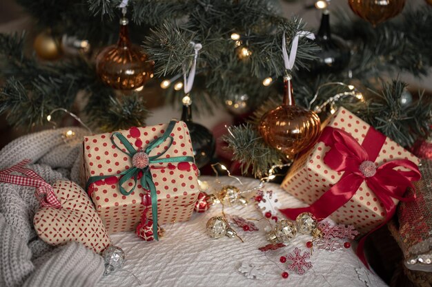 Праздничные подарочные коробки под крупным планом рождественской елки