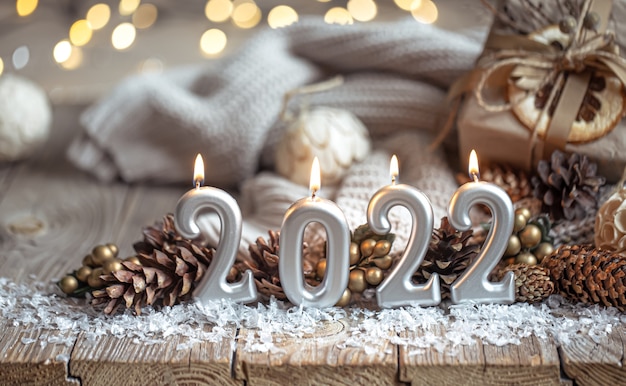 数字の形でキャンドルとお祝いの新年の背景