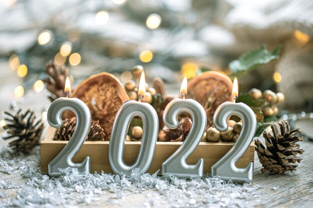 数字の形でキャンドルとお祝いの新年の背景