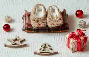 Foto gratuita decorazioni festive di capodanno su uno sfondo chiaro con accoglienti oggetti di decorazioni natalizie.