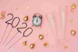 Free photo festive party decoration with alarm clock and glasses